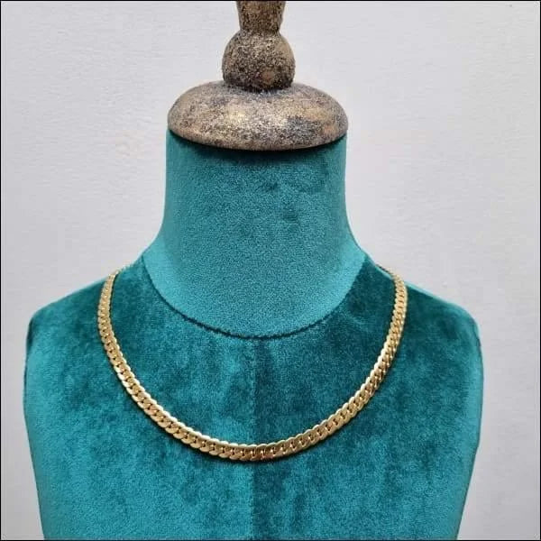 Close-up Van Een Mannequin Met Mooie Stalen Platte Schakelketting In Goudkleurig