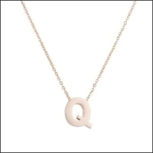 Zilveren Ketting Met Letter q Initiaal Op Een Product Genaamd ’rvs Letter Ketting Initiaal Rosékleurig 45