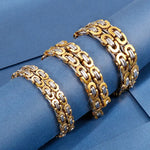 Twee Gouden Armbanden Op Een Blauwe Achtergrond Met Aramat Jewels Collectie Stalen Plattec Ketting.