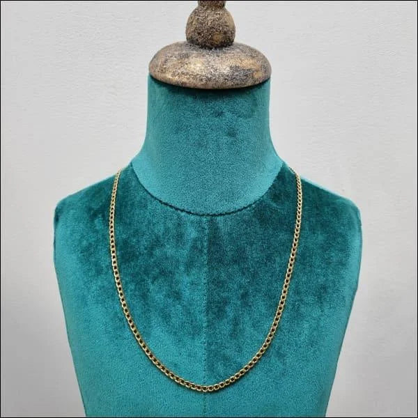 Close-up Van Een Mannequin Met Een Ketting - Glamoureuze Stalen Cuban Chain Ketting.