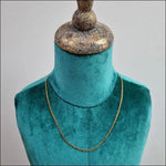 Close-up Van Een Paspop Met Glamoureuze Stalen Cuban Chain Ketting.