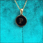 Gouden Initiaal Ketting Met Zwarte Letter.