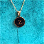 Goudkleurige Initiaal Ketting Met Zwart Z-initiaal完成。