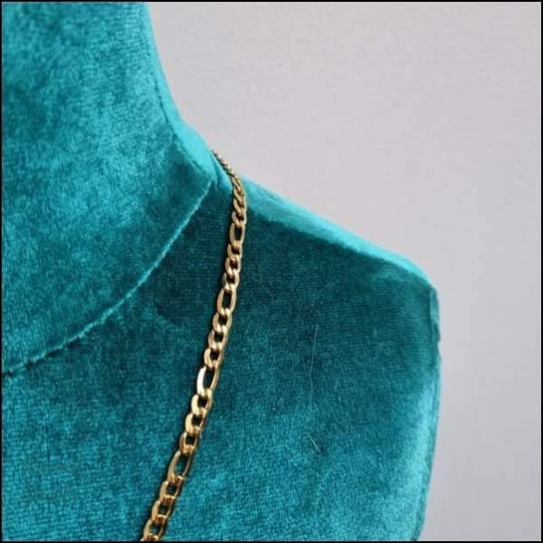 Close-up Van Een Mannequin Met Een Gouden Ketting Van Aramat Jewels.