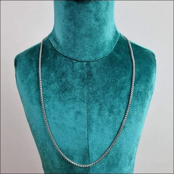 Stalen Vossenstaart Ketting Op Mannequin Met Ketting