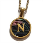 Goud Vergulde Ketting Met Zwart En Roze Gestreept Patroon Voor Unieke Abalone Initiaal Ketting.