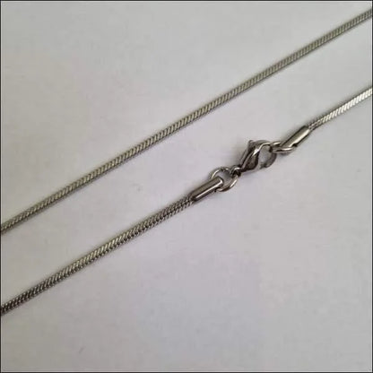 Een Zilveren Ketting Met Een Sluiting, Product ’stalen Vierkante Slangenketting’.