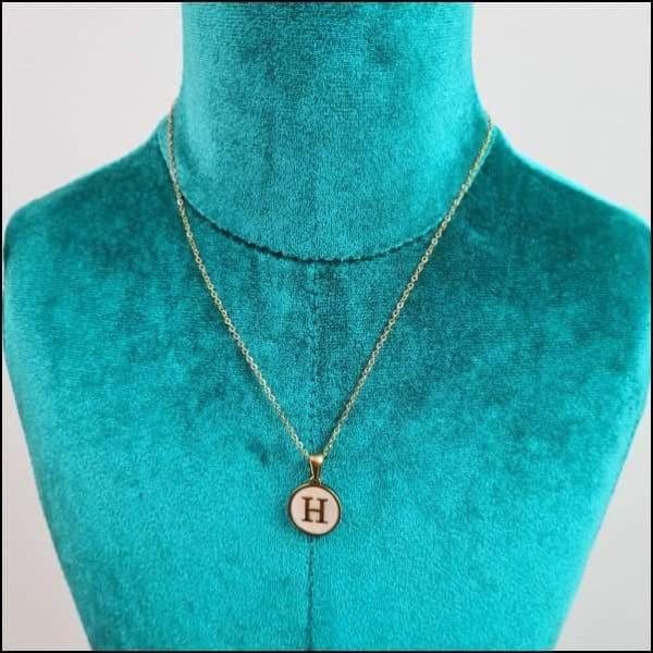 Unieke Initiaal Ketting Met Letter h In Schelp Goudkleurig 45cm.