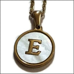 Gouden Initiaal Ketting Met Letter e Pendant.