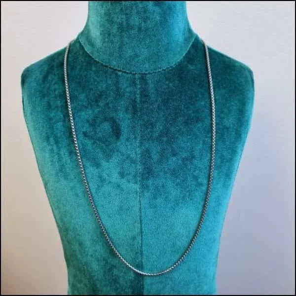 Close-up Van Mannequin Met Ketting - Stalen Jasseron Schakelketting