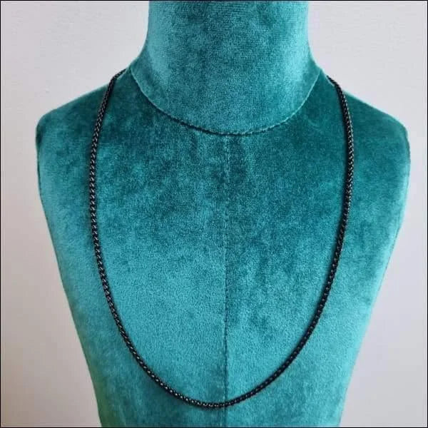 Vossenstaart Schakelketting Zwart Op Mannequin.