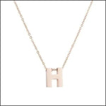 Een ketting met een letter h erop