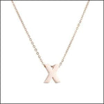 Een witte kruisketting met ketting