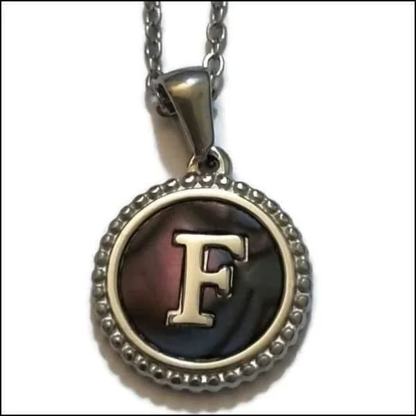 Een ketting met een letter f erop