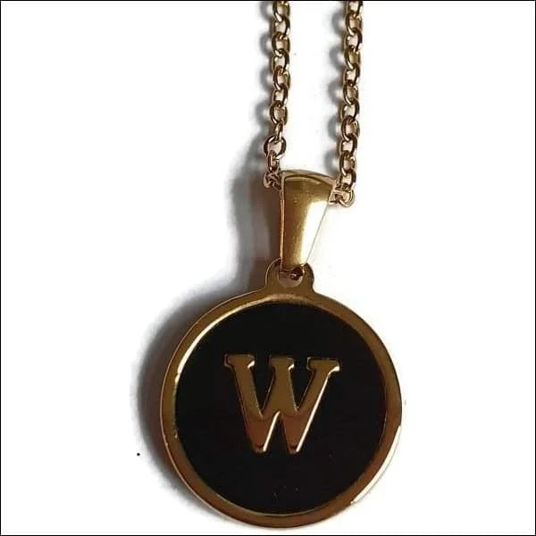 Een gouden ketting met een zwarte letter erop