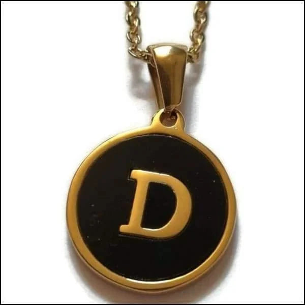 Een gouden en zwarte hanger met de letter d