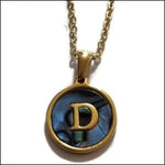 Een gouden ketting met een blauwe letter d