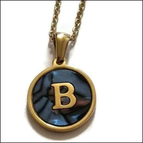 Een gouden en blauwe hanger met de letter b