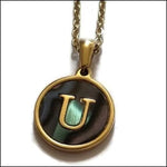 Een gouden ketting met een letter u erop