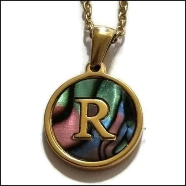 Een gouden ketting met een regenboogkleurige letter r