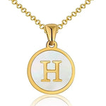 Gouden en witte ronde hanger met de letter ’H’ aan een ketting.