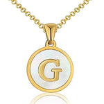 Hanger met vergulde ketting met de letter ’G’ op een witte ronde achtergrond.