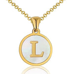 Hanger met vergulde ketting met de letter ’L’ op een witte ronde achtergrond.