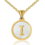 Hanger met vergulde ketting met de letter ’I’ op een witte ronde achtergrond.