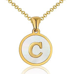 Gouden en witte ronde hanger met de letter ’C’ aan een ketting.