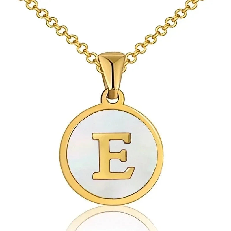 Gouden en witte ronde hanger met de letter ’E’ aan een ketting.