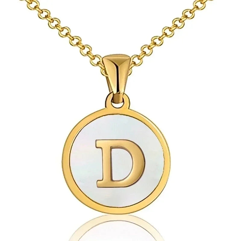 Gouden en witte ronde hanger met de letter ’D’ aan een ketting.