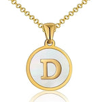 Gouden en witte ronde hanger met de letter ’D’ aan een ketting.