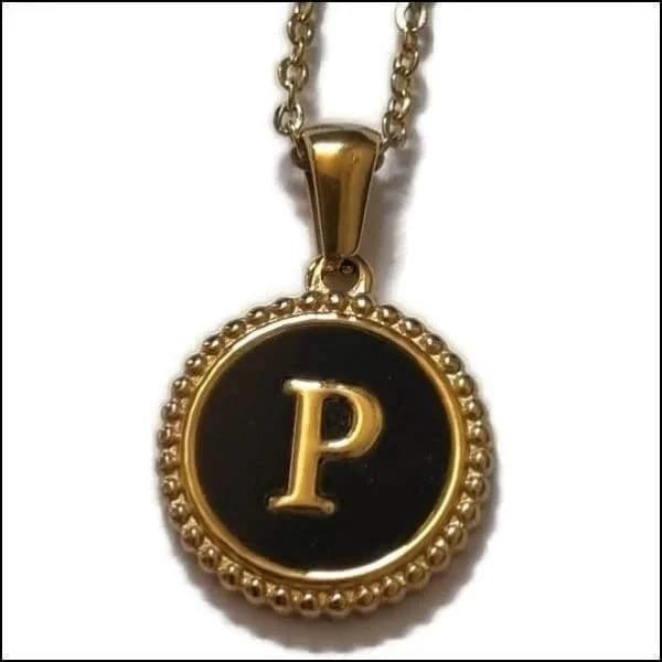 Een vergulde ketting met een zwarte en witte letter p