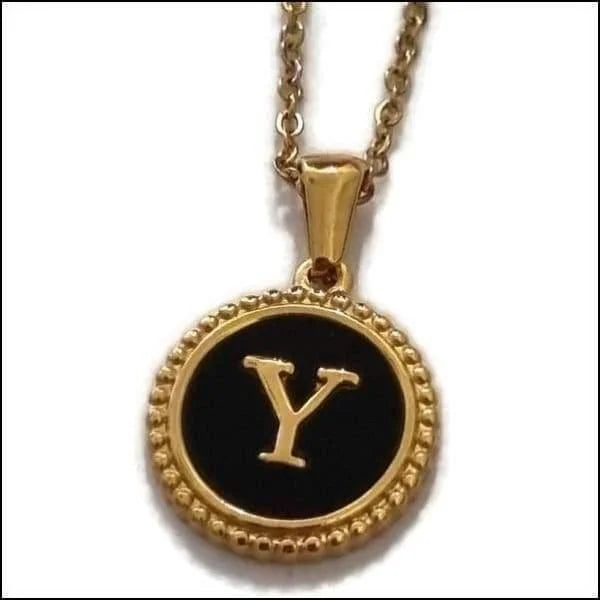 Een gouden ketting met een zwart-witte letter y