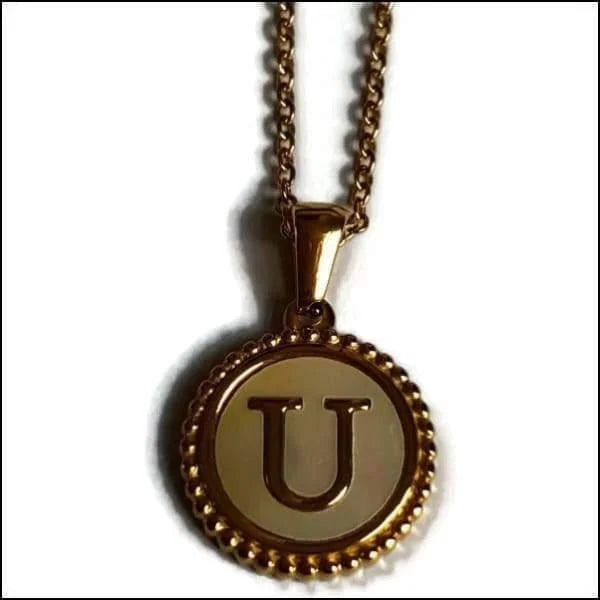 Een gouden ketting met de letter u erop