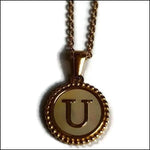 Een gouden ketting met de letter u erop