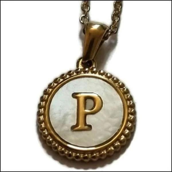 Een gouden hanger met een letter p erop