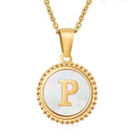 Hanger met vergulde ketting met de letter ’P’ op een parelmoeren achtergrond met kralenrand.