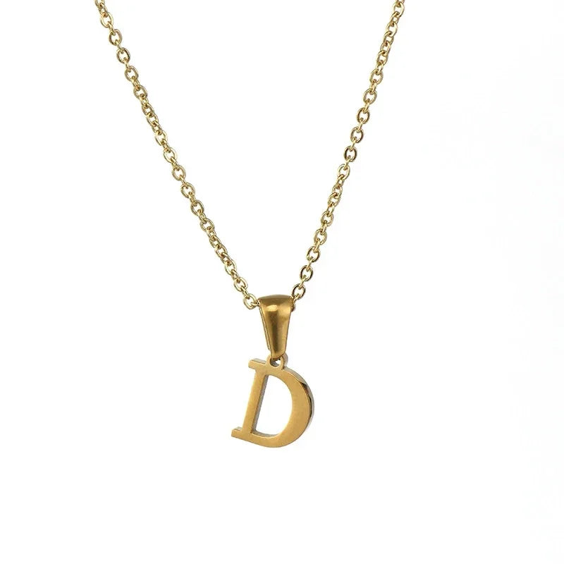 Goudkleurige letter ’D’ hanger ketting aan een delicate ketting.