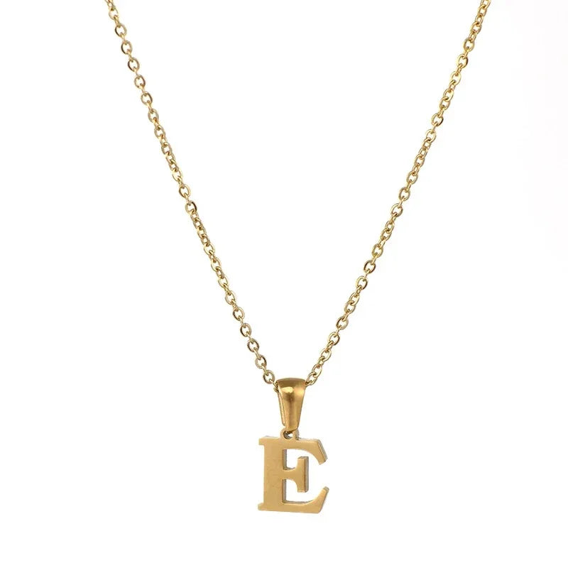 Goudkleurige letter ’E’ hanger ketting aan een delicate ketting.