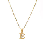 Goudkleurige letter ’E’ hanger ketting aan een delicate ketting.