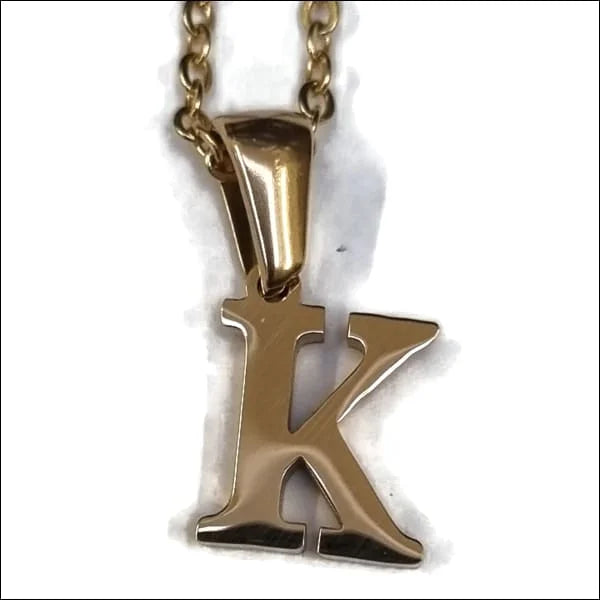 Een gouden letter k hanger aan een ketting