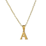 Goudkleurige letter ’A’ hanger ketting aan een ketting.