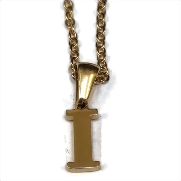 Een gouden ketting met een letter i erop