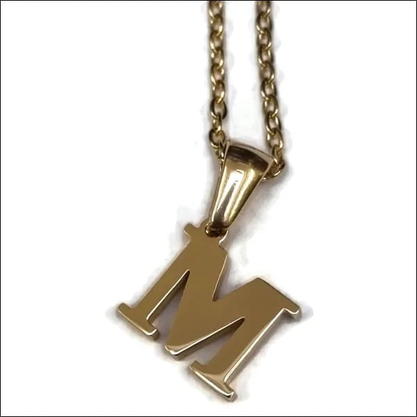 Een gouden ketting met de letter m erop