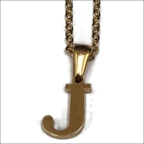 Een gouden ketting met een letter j erop