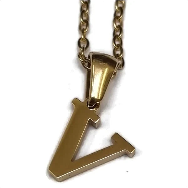 Een gouden ketting met een letter erop