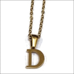 Een gouden ketting met de letter d erop