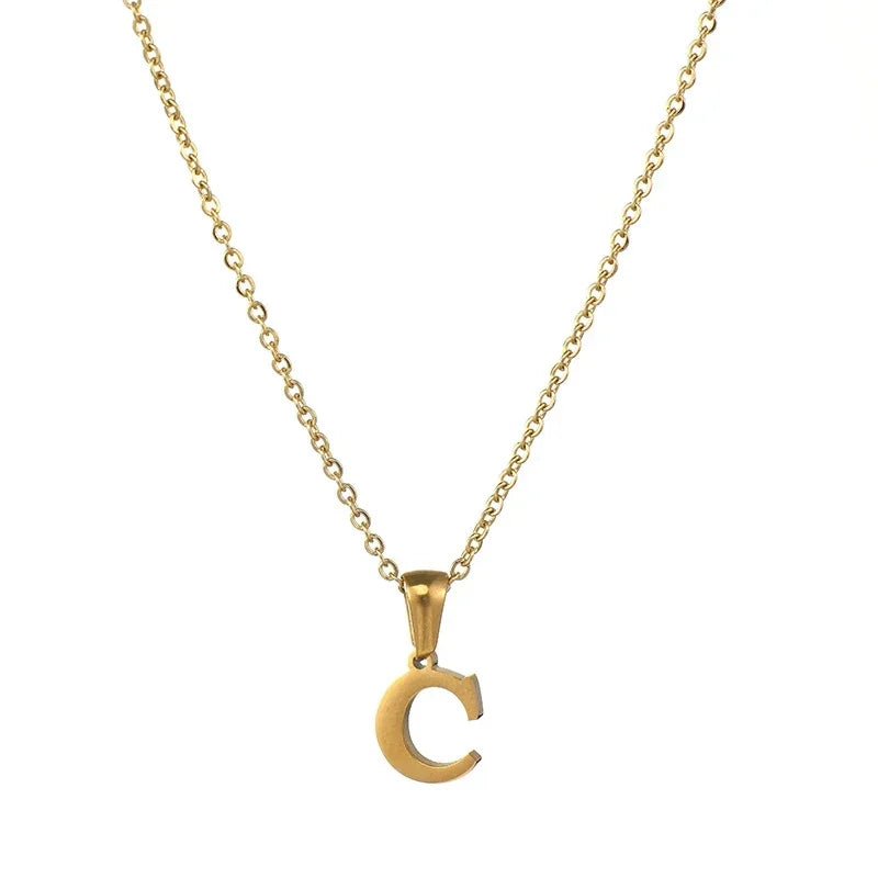 Goudkleurige letter ’C’ hanger ketting aan een delicate ketting.