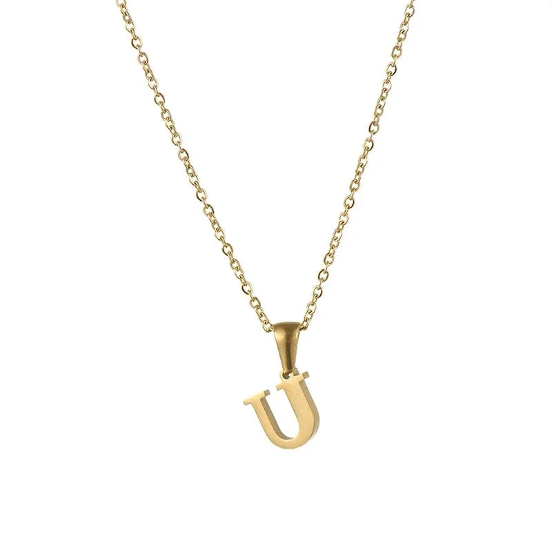 Goudkleurige letter ’U’ hanger ketting aan een delicate ketting.